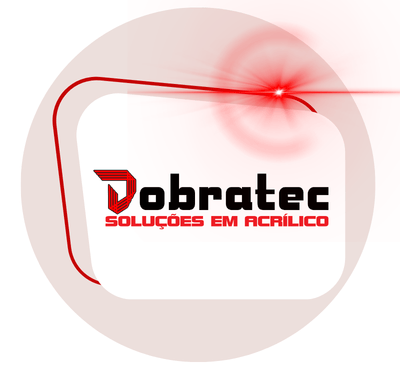 Conjunto de 3 imagens para Dobratec Acrílicos. Primeira: Logo Dobratec soluções em acrílico, moldura vermelha com flare luminoso moderno em fundo branco, design limpo e inovador. Segunda: Displays acrílicos em fundo vinho: suporte com QR code, placa iluminada de médico e troféu decorativo em base de madeira. Terceira: Logo geométrico vermelho em painel de vidro iluminado com base de madeira, design moderno para guia de negócios GuiaSchnell.