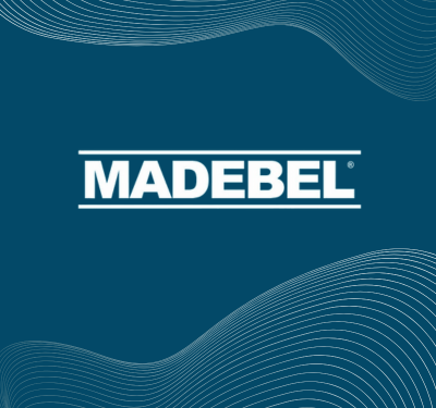 Conjunto de três imagens representando Madebel. Primeira: Logo MADEBEL em branco entre linhas horizontais, sobre fundo azul-petróleo com ondas curvas brancas em padrão moderno e dinâmico.Segunda: Ambientes modernos e aconchegantes com decoração minimalista; fundo em verde-azulado escuro com linhas brancas geométricas. Terceira: Logo MADEBEL em letras brancas sobre faixa marrom escura, com fundo de madeira rústica em tons castanhos e linhas brancas horizontais.