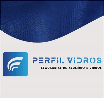 Material patrocinado de Perfil Vidros e Esquadrias de Alumínio Conjunto de três imagens representando Perfil Vidros Esquadrias de alumínio. Primeira: Logo Perfil Vidros com ícone curvo azul sobre fundo com formas geométricas em azul e branco. Texto destaca alumínio e vidro. Segunda: Logo Perfil Vidros com ícone curvo azul e texto em degradê sobre fundo branco. Destaque para esquadrias e vidros. Terceira: Fachada moderna da Perfil Vidros em Marmeleiro, com design azul e preto, esquadrias de alumínio e vidros refletindo o céu ao fundo.