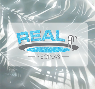 Logo da REAL PISCINAS com letras azuis em textura de água sobre fundo tropical com sombras de folhas de palmeira.