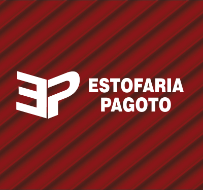 Material patrocinado de Estofaria e Tapeçaria Pagoto Conjunto de três imagens representando Estofaria Pagoto. Primeira: Logo da Estofaria Pagoto em branco sobre fundo vermelho com listras diagonais escuras, destacando estilo moderno e identidade visual marcante. Segunda: Estofaria Pagoto: banco automotivo com costura vermelha em destaque sobre fundo preto texturizado estilo fibra de carbono. Terceira: Logo da Estofaria Pagoto sobre fundo de couro marrom e preto com costuras visíveis, destacando estilo e sofisticação em estofados.