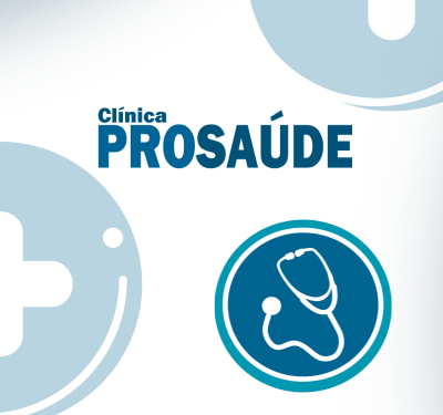 Conjunto de três imagens representando Clínica Prosaúde. Primeira: Logo da Clínica ProSaúde com ícone de estetoscópio em círculo azul, sobre fundo branco com formas circulares azul-claro abstratas. Segunda: Estetoscópio sobre prancheta médica com texto “Sua saúde, nossa prioridade”, em fundo azul escuro com elementos gráficos circulares. Terceira: Banner da Clínica ProSaúde com ícone de estetoscópio, texto sobre legislação e bem-estar do trabalhador, botão “Agende aberta”, fundo claro com símbolos de saúde.