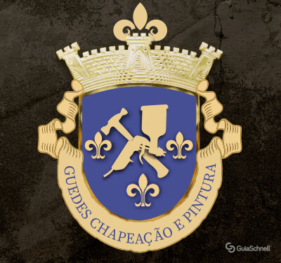 Logotipo da Guedes Chapeação e Pintura, que é um brasão de armas. O brasão tem um fundo azul-escuro com uma coroa dourada detalhada no topo e uma fita dourada com o nome da empresa na base. No centro do escudo, há um martelo e uma pistola de pintura dourados, cruzados. Três flores de lis douradas adornam o escudo. O nome GUEDES CHAPEAÇÃO E PINTURA está em letras pretas na fita dourada. O fundo da imagem é uma textura escura de cor cinza-chumbo, que se assemelha a uma parede ou a metal