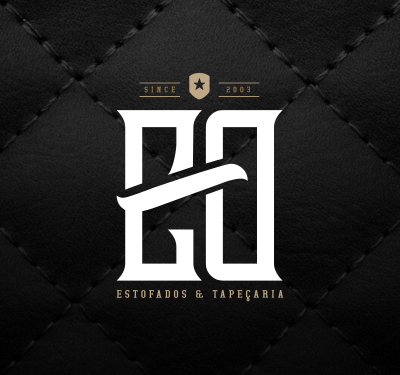 Conjunto de três imagens representando ED Estofados e Tapeçaria. Primeira: Logo da Estofados & Tapeçaria com letras E e D estilizadas, escudo com estrela e fundo de couro preto acolchoado elegante. Segunda: Logo estilizado da Estofados & Tapeçaria com monograma “ED”, escudo com estrela, fundo com ondas e setas amarelas e marrons. Terceira: magem promocional de estofados automotivos com fundo vinho e linhas douradas, logo 