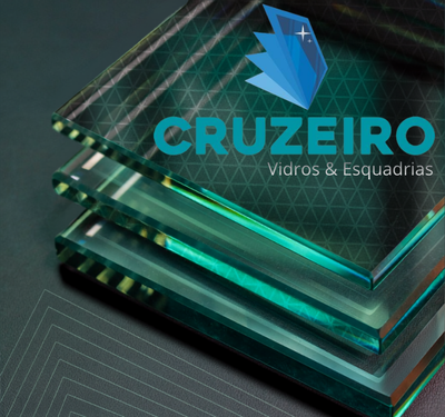Painéis de vidro verde polido empilhados sobre superfície escura com reflexos brilhantes, acompanhados do logotipo azul da empresa Cruzeiro Vidros & Esquadrias, especializada em vidros e esquadrias de qualidade.