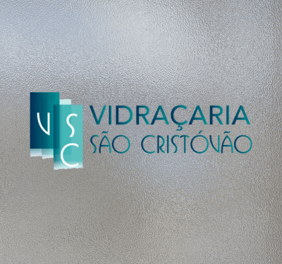 Logo da Vidraçaria São Cristóvão com três painéis de vidro estilizados em tons de azul e verde, cada um com as letras V, S e C; ao fundo, textura que simula vidro fosco, reforçando o tema de serviços em vidraçaria.