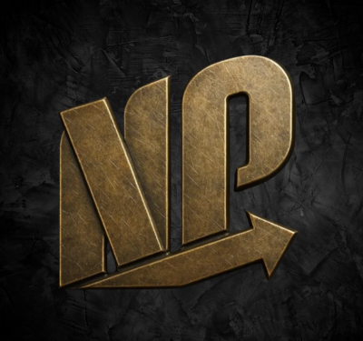 Material patrocinado de NP Contabilidade e Consultoria Empresarial Emblema metálico estilizado com as letras NP integradas, textura dourada envelhecida e fundo escuro de pedra, representando força, progresso e identidade visual industrial para o Guia de Negócios GuiaSchnell.