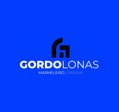 Conjunto de três imagens represetando Conserto de lonas do gordo. Primeira: Logo da empresa Gordolonas em fundo azul vibrante, localizada em Marmeleiro, Paraná, Brasil. Segunda: Logo geométrico Gordo Lonas em preto e branco com lonas dobradas verde, amarela e bege sobre fundo azul em Marmeleiro, Paraná. Terceira: Caminhão com lonas NOMA da GORDOLONAS em fundo azul industrial, destacando qualidade e resistência no transporte de cargas.