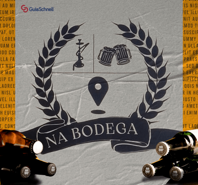 O fundo é uma textura cinza. O logo principal no centro apresenta um brasão circular formado por uma coroa de espigas de trigo ou cevada em preto. No interior do brasão, há um narguilé preto à esquerda e duas canecas de cerveja se tocando à direita. Um ícone de pino de mapa em preto e branco está na parte inferior. O nome NA BODEGA está em letras grandes e brancas em um banner cinza com efeito de fita. Na parte inferior da imagem, há garrafas de cerveja dispostas em cada lado
