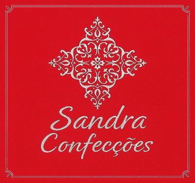 Logo da Sandra Confecções com fundo vermelho vibrante. A imagem apresenta um ornamento branco simétrico no centro, com estilo floral ou geométrico, seguido pelo nome da marca em fonte cursiva branca. O fundo vermelho é intenso e uniforme, transmitindo energia e sofisticação. Pequenos detalhes decorativos nos cantos completam o design elegante e clássico, ideal para representar uma empresa do setor de moda ou confecção.