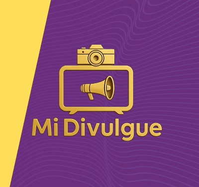 Conjunto de 3 imagens. Primeira: Logo dourado com câmera e megafone sobre fundo roxo e faixa amarela; representa mídia, divulgação e comunicação visual profissional. Segunda: Pessoa passando por painel marrom com logo dourado de câmera e megafone da marca 