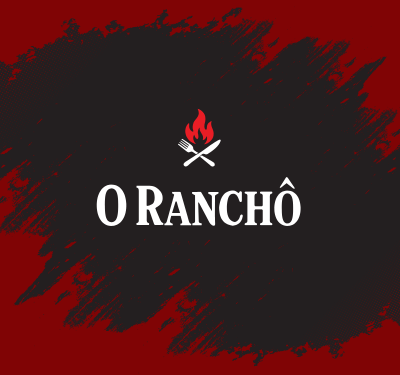 Conjunto de 3 imagens de O Ranchô Restaurante. Primeira: Logo O Ranchô com chama e espetos sobre fundo preto texturizado com bordas vermelhas, estilo churrasco e grelhados. Segunda: Promoção O Ranchô: bolos, sanduíche de carne e feijoada brasileira em fundo preto com detalhes vermelhos e logo com chama e utensílios. Terceira: Prato colonial com carne e batatas em molho vermelho, fundo rústico bege com faixa marrom, logo O Ranchô destacando comida tradicional.