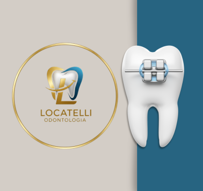 `Logo da clínica Locatelli Odontologia em círculo dourado com dentes estilizados em azul e dourado, ao lado de dente 3D branco com aparelho ortodôntico sobre fundo azul.`