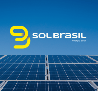 Conjunto de 3 imagens de Sol Brasil Energia Solar. Primeira: Logo Sol Brasil energia solar sobre céu azul com painéis solares, destacando soluções sustentáveis e energia limpa no Brasil. Segunda: Anúncio da Sol Brasil com painéis solares curvos, fundo azul e laranja, promovendo excelência em energia renovável e soluções de energia solar. Terceira: Logo da Sol Brasil com símbolo amarelo, painéis solares à direita e fundo azul vibrante, promovendo energia solar sustentável.