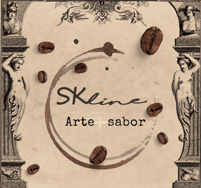 Conjunto de imagens para Skline Arte e Sabor. Primeira: Logo SKline com esculturas clássicas, mancha de café e grãos sobre fundo de pergaminho vintage, unindo arte e sabor em estilo elegante. Segunda: Fatia de bolo com caramelo e café latte em mesa de madeira, ambiente acolhedor de café com cadeiras ao fundo, atmosfera convidativa. Terceira: Logo SKline Arte + sabor em fundo marrom texturizado com mancha de café e grãos espalhados, remetendo à cultura e identidade do café artesanal.