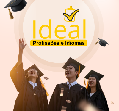 Material patrocinado de Ideal Profissões e Idiomas Três estudantes em trajes de formatura jogando seus chapéus no ar, celebrando a conquista acadêmica diante de um fundo em tons suaves de pêssego e bege, com o logotipo Ideal Profissões e Idiomas em destaque, representando educação, idiomas e desenvolvimento profissional.