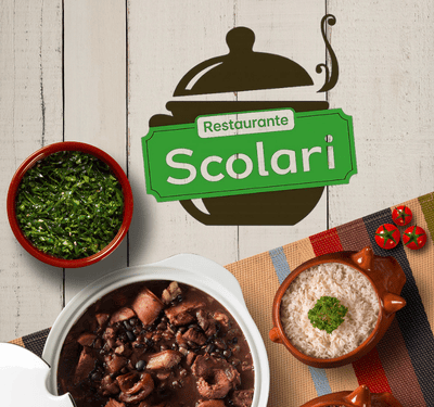 Logo do Restaurante Scolari com panela estilizada e vapor, mesa posta com feijoada brasileira, arroz branco com salsa, couve refogada e tomates sobre toalha colorida artesanal, destacando culinária típica em ambiente autêntico.