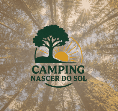 Material patrocinado de Camping Nascer do Sol Conjunto de 3 imagens para Camping Nascer do Sol. Primeira: Logo Camping Nascer do Sol com árvore e sol, sobre fundo de árvores altas iluminadas pela luz natural do amanhecer. Segunda: Toalha listrada e óculos de sol à beira da piscina azul no Camping Nascer do Sol, cenário relaxante de lazer e natureza. Terceira: Camping Nascer do Sol com cadeiras à beira do lago, árvores ao fundo e natureza tranquila para descanso e lazer em Mariópolis, Paraná.