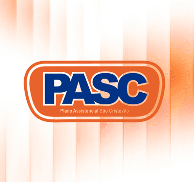Conjunto de 3 imagens para Pasc Plano Assistencial São Cristóvão. Primeira: Logo PASC em azul sobre retângulo laranja, fundo com listras verticais em degradê de branco e laranja, Plano Assistencial São Cristovão. Segunda: Família sorridente unida em sofá, fundo quente em tons alaranjados, anúncio do Plano Assistencial São Cristóvão PASC para toda a família. Terceira: Design motivacional com fundo teal texturizado e listras laranja, destacando a frase em branco 'Um Plano de Vida!'