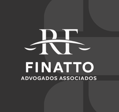Material patrocinado de Finatto Advogados Associados Conjunto de 3 imagens para Finatto Advogados Associados. Primeira: Logotipo RF Finatto Advogados Associados em branco sobre fundo cinza escuro com formas geométricas modernas, design corporativo profissional. Segunda: Logo RF Finatto Advogados em branco e dourado sobre fundo cinza degradê, com slogan em português destacando proteção e justiça transformadora. Terceira: Estátua da Justiça com balança e espada ao lado de martelo de juiz em fundo escuro, símbolo de direito com propósito Finatto Advogados.